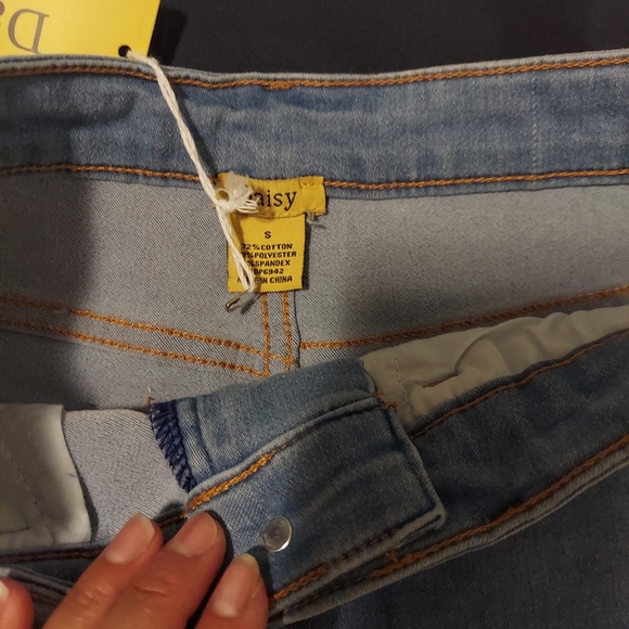 High rise booty shorts - Picture 3 of 3